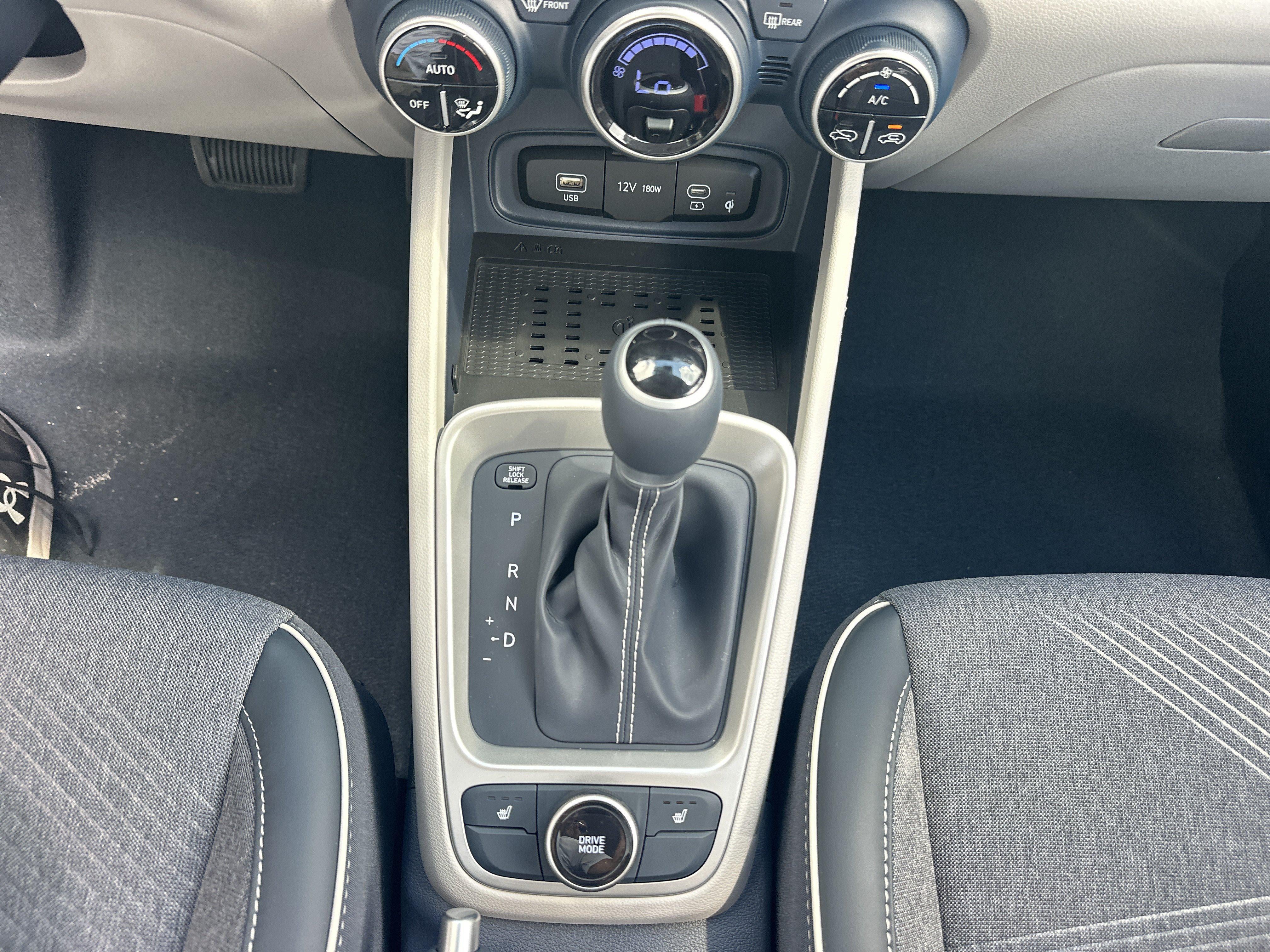 2026 Hyundai VENUE SEL W/Two-Tone Roof