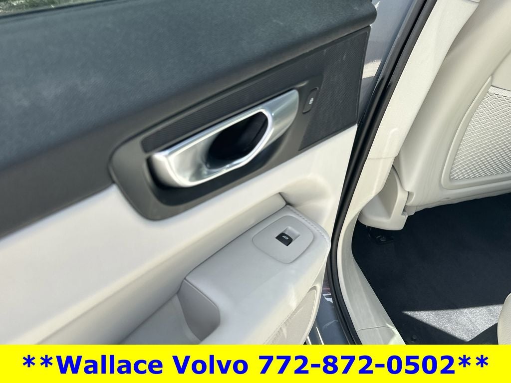 2024 Volvo XC60 B5 Plus Dark Theme
