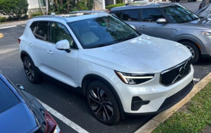 2023 Volvo XC40 B5 Plus Bright Theme