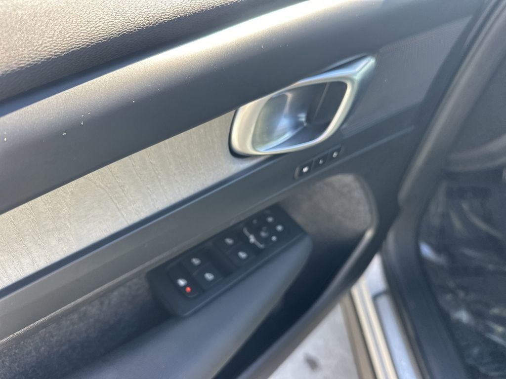 2025 Volvo XC40 B5 Core